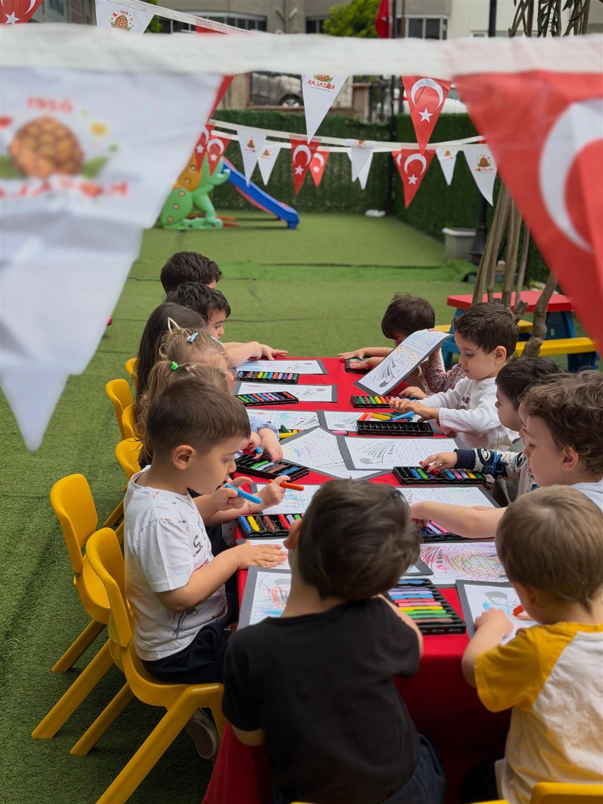 Okul bahçemizde bayraklar altında boyama etkinliği