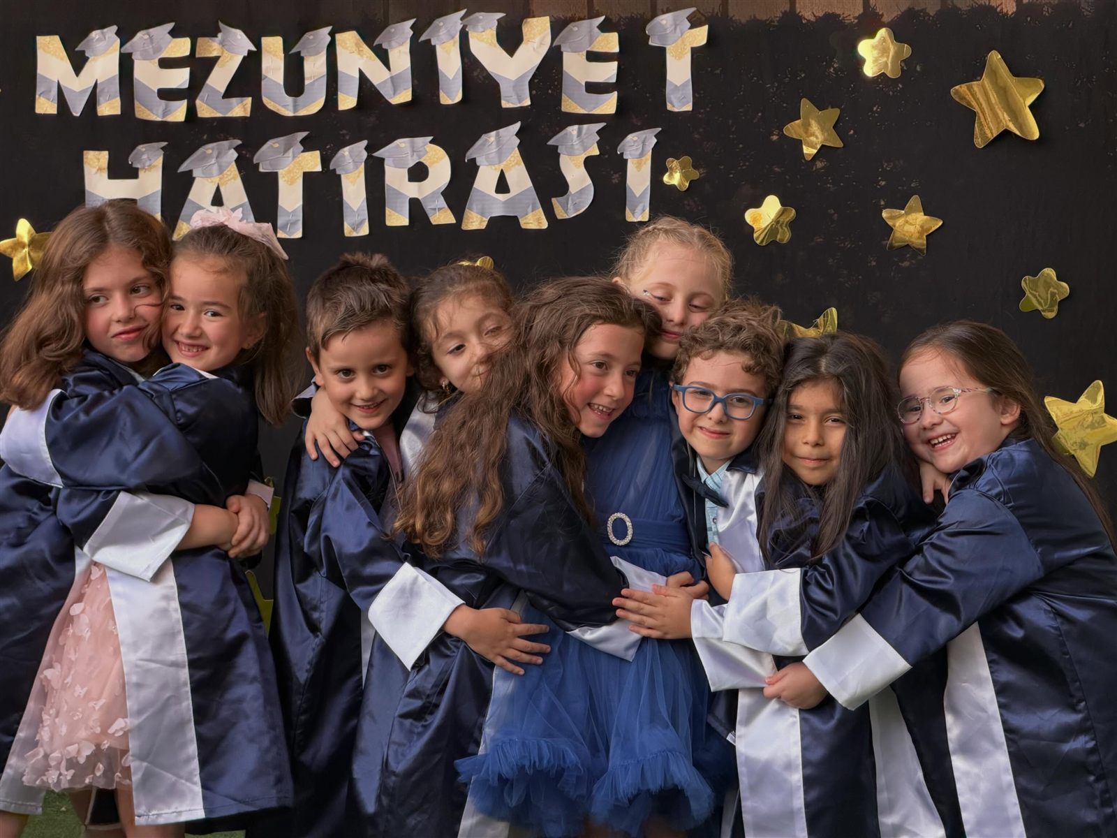 Mezuniyet töreninde birbirine sarılan öğrencilerimiz