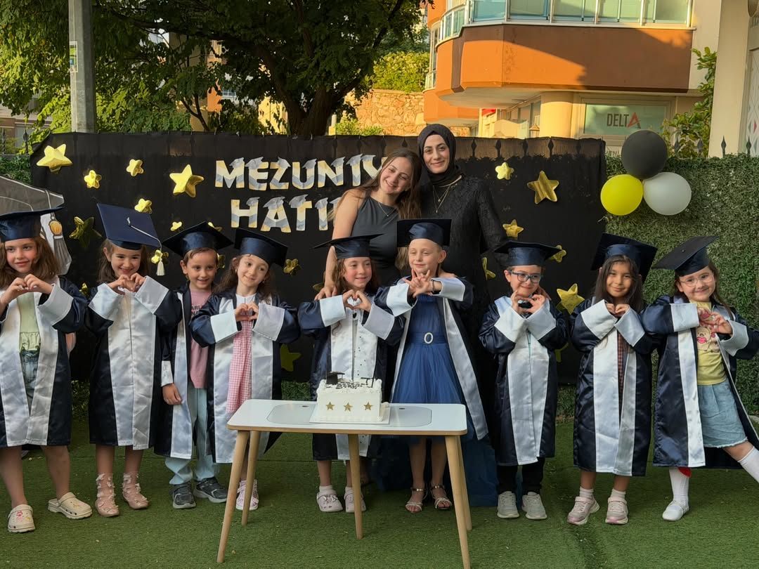 Bahçemizde düzenlenen mezuniyet töreninde öğretmenlerimiz ve mezunlarımız