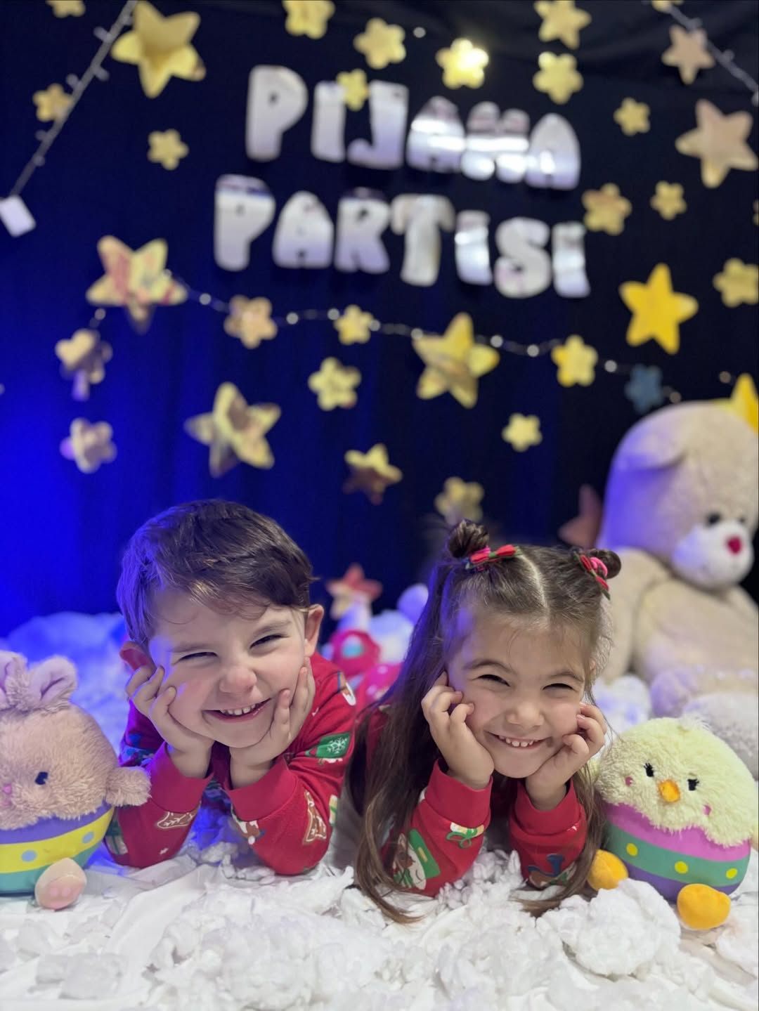 Pijama partisinde yıldızlar altında uzanan öğrencilerimiz